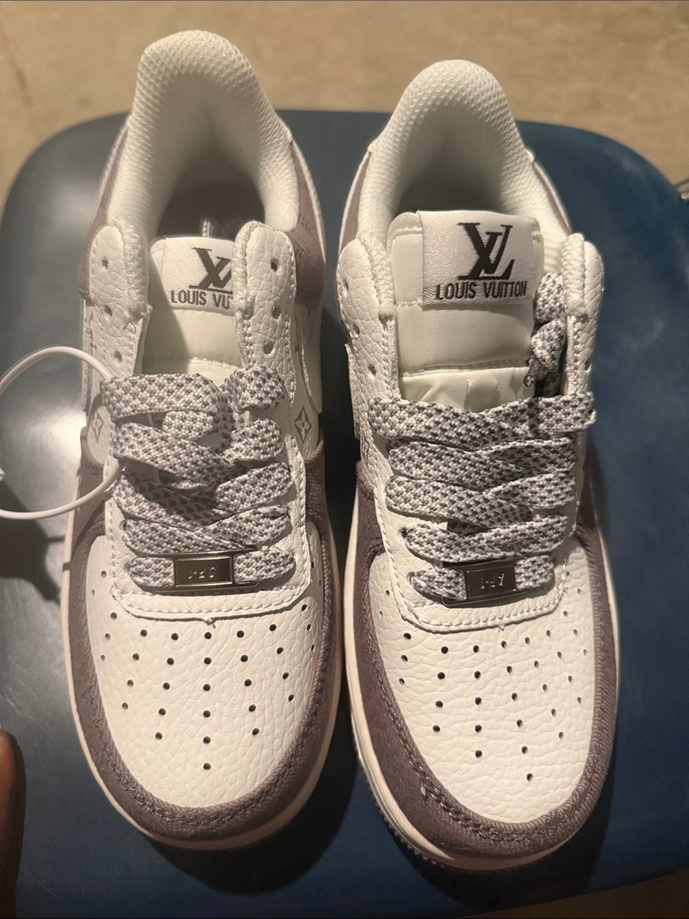 Louis Vuitton Kids White & Mauve Accent Low-Top Sneakers